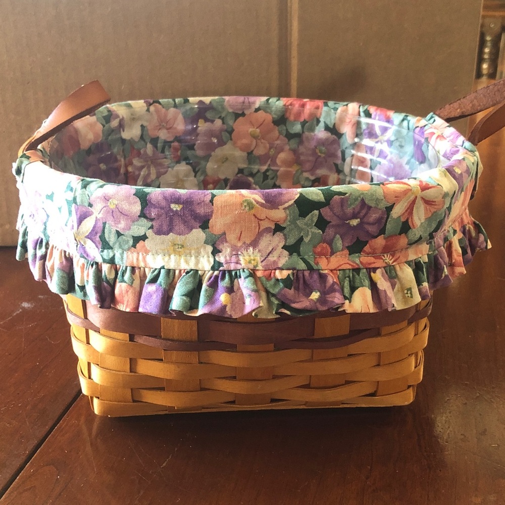 Longaberger 1997 May Series Petunia Basket / plastic protector/leather handles
